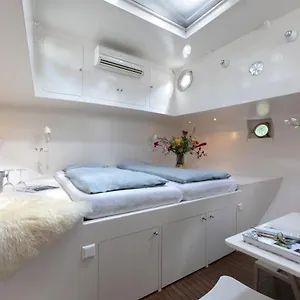 houseboat-volle-maan.amsterdamhotelsnl.com/